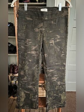 Avenue Montaigne Leo Green Camo.  Pull on Cropped Kick Flare Pants 2